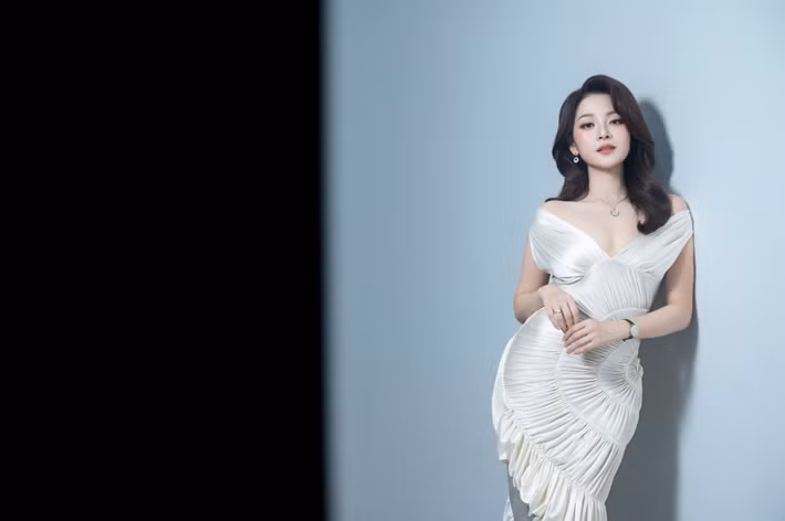 Theo thời gian, Triều Dâng dần trưởng thành, không chỉ trong diễn xuất mà còn ở hình ảnh cá nhân. Cô xây dựng phong cách riêng, vừa trẻ trung, hiện đại, vừa có sự linh hoạt. Ảnh: FB Lê Tam Triều Dâng.