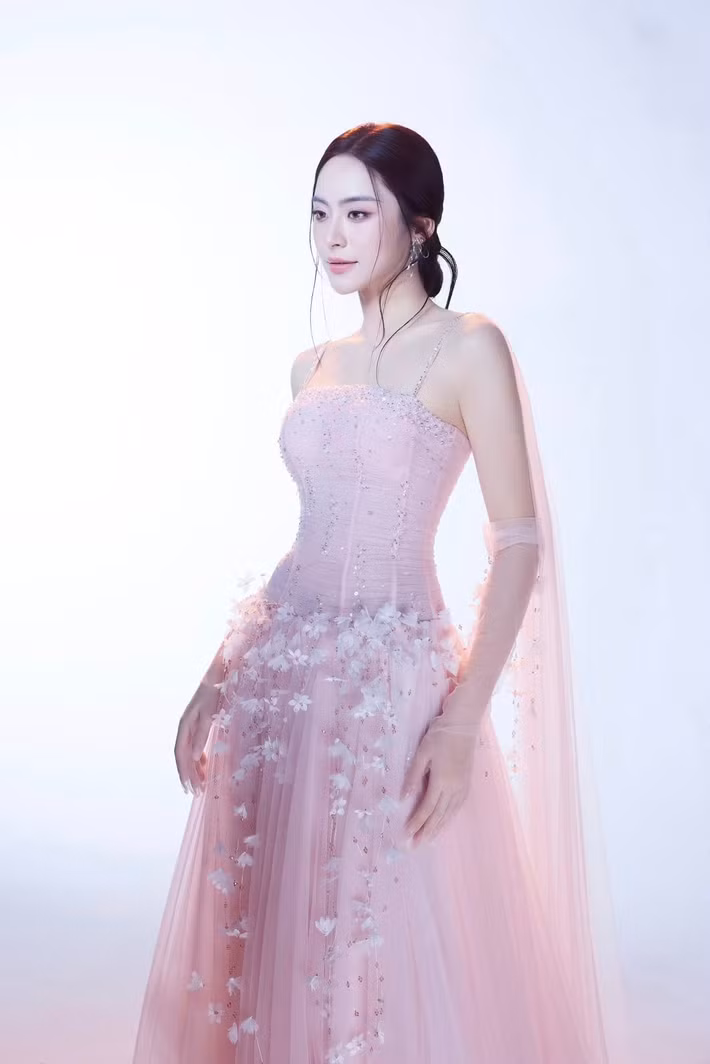 Một số khán giả nhận xét Vân Nhi có vẻ đẹp giống Hoa hậu Lương Thùy Linh. Ảnh: FB Vân Nhi.