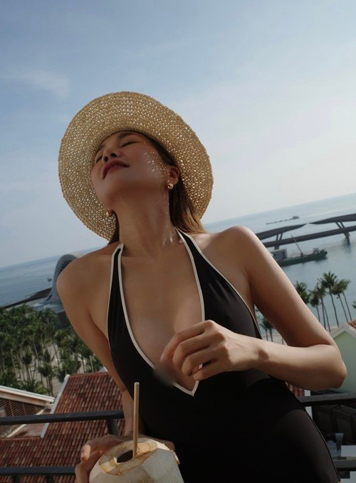 Vẻ gợi cảm của Thanh Hằng không chỉ toát lên từ dáng vóc mà còn từ ánh mắt, nụ cười của cô. Ảnh: FB Thanh Hằng.