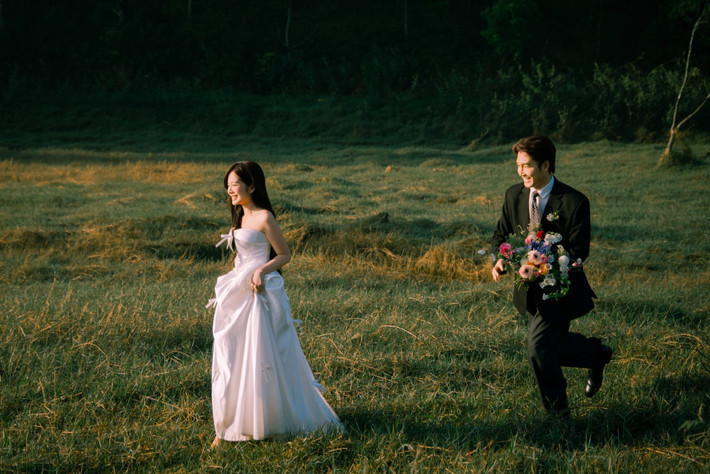 Trước khi lập gia đình, Đình Tú là gương mặt quen thuộc của màn ảnh nhỏ. Anh từng đóng Máy bay ký sự, Ghét thì yêu thôi, Cô gái nhà người ta, Gặp em ngày nắng, Những chặng đường bụi bặm, Thương ngày nắng về... Ảnh: FB Ngọc Huyền.