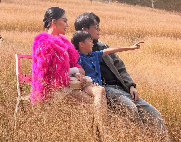 Trong loạt ảnh đăng tải, Lâm Khánh Chi và Bá Thành thoải mái tương tác. Ánh mắt và nụ cười của cả hai cho thấy sự thân thiết.