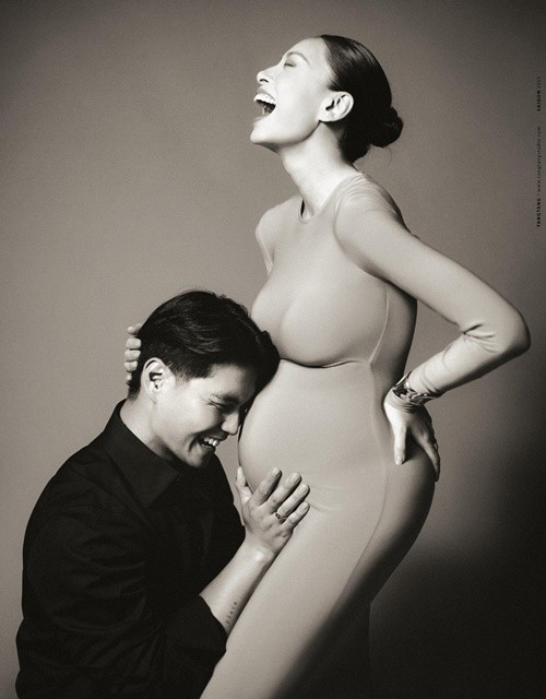 Mới đây, nhân dịp Ngày của Cha, Ngô Thanh Vân nhắn nhủ Huy Trần: "Chúc mừng người đàn ông của vợ chính thức lên chức cha vào ngày đặc biệt này. Vợ luôn biết chồng sẽ là người cha hoàn hảo và tốt nhất cho bé Gạo. Tụi mình sẽ bước vào một hành trình tuyệt vời nhất của cuộc đời với đầy ấp điều bất ngờ. Quan trọng hơn hết là tụi mình sẽ vẫn mãi giữ nụ cười và niềm hạnh phúc này. Cảm ơn chồng đã và đang luôn đồng hành bên cạnh vợ mọi lúc mọi nơi. Chúng mình cùng nhau nắm tay đón thiên thần bé nhỏ của chúng ta nhé". Ảnh: FB Huy Trần.