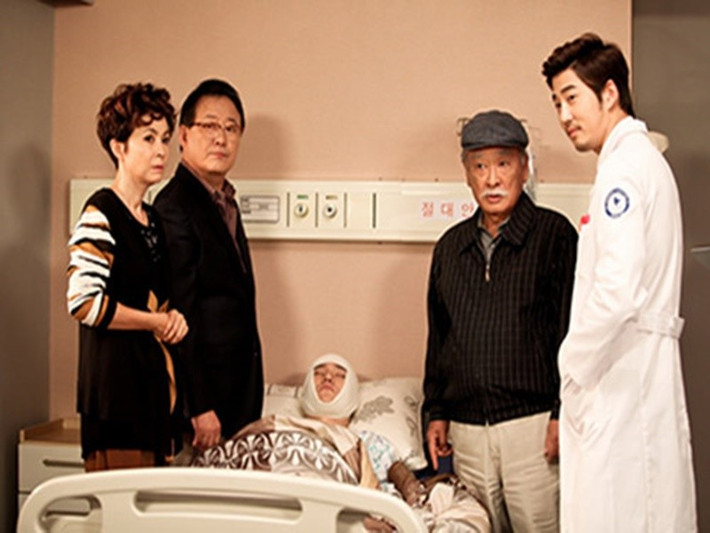 Ông Noh Song và cô con dâu là oan gia ngõ hẹp trong phim Ngôi sao khoai tây. Ảnh: Khám Phá.