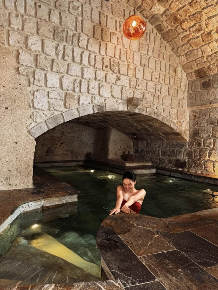 "Từng nghĩ rằng Cappadocia mùa này sẽ không có thời tiết thuận lợi, nhưng cuối cùng vừa có cảnh tuyết phủ trắng xoá, vừa vào đúng ngày hiếm hoi khinh khí cầu bay được do có nắng", Hương Giang viết trên trang cá nhân. Ảnh: Instagram Hương Giang.