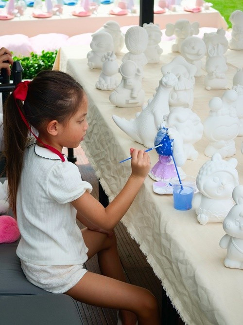 Lisa và Leon tham gia nhiều trò chơi trong bữa tiệc sinh nhật. Ảnh: FB Hồ Ngọc Hà.