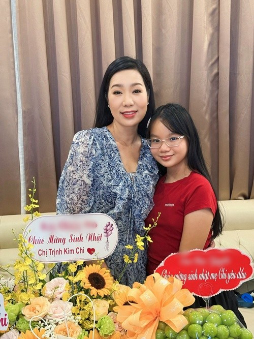 Gia đình Trịnh Kim Chi sống trong biệt thự 10 tỷ từ năm 2020. Căn nhà là món quà của doanh nhân Trấn Phương dành cho Trịnh Kim Chi nhân dịp sinh nhật năm 2019. Ảnh: FB Trịnh Kim Chi.