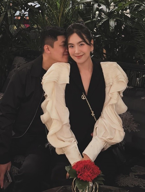 Sau khi kết hôn với doanh nhân Quốc Thắng, MC Mai Ngọc lựa chọn lối sống khá kín đáo. Tuy vậy, thỉnh thoảng cô vẫn chia sẻ trên trang cá nhân những khoảnh khắc đời thường bên chồng. Trong nhiều bức ảnh, ông xã của nữ MC thường đứng hoặc ngồi cạnh vợ với những cử chỉ thân mật như ghé sát trò chuyện.