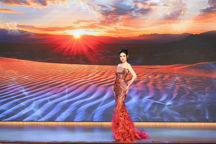 Ít ngày trước, Thu Ngân nhận sash đại diện Việt Nam tham dự cuộc thi quốc tế. Theo Vietnamnet, trong buổi lễ, nàng hậu diện trang phục dạ hội mang tên Desert flame - Ngọn lửa sa mạc do nhà thiết kế Thượng Gia Kỳ thực hiện, lấy cảm hứng từ vẻ đẹp rực cháy và trường tồn của sa mạc Ai Cập.