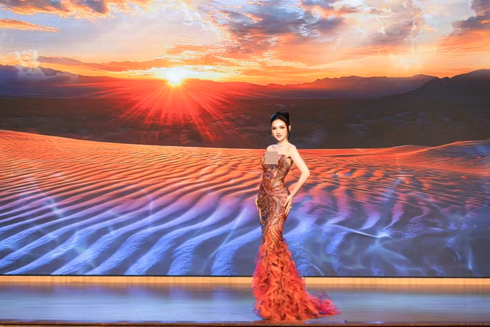 Ít ngày trước, Thu Ngân nhận sash đại diện Việt Nam tham dự cuộc thi quốc tế. Theo Vietnamnet, trong buổi lễ, nàng hậu diện trang phục dạ hội mang tên Desert flame - Ngọn lửa sa mạc do nhà thiết kế Thượng Gia Kỳ thực hiện, lấy cảm hứng từ vẻ đẹp rực cháy và trường tồn của sa mạc Ai Cập.