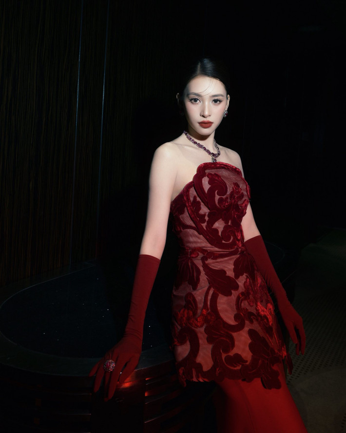 Gương mặt hài hòa, đường nét thanh tú cùng làn da mịn màng giúp Tiểu Vy luôn nổi bật dù xuất hiện trong không gian sự kiện hay đời thường.