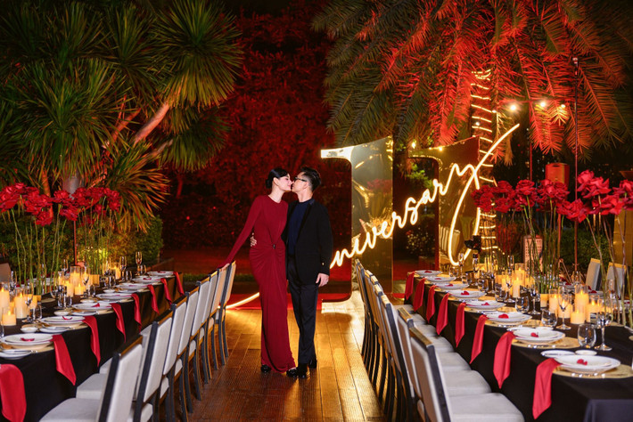 Buổi tiệc mừng 11 năm ngày cưới của Lê Thúy - Đỗ An diễn ra trong không gian ngập tràn hoa tươi, mang tông màu đỏ.