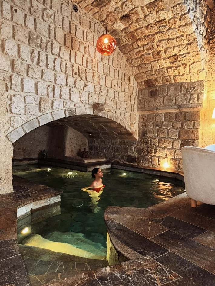 Nàng hậu cho biết, chuyến du lịch nước ngoài là món quà sinh nhật từ một người bạn. Ảnh: Instagram Hương Giang.