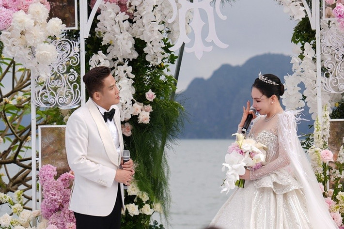 Giọng ca Vũ điệu hoang dã lên xe hoa ở tuổi 45. Ảnh: FB Hồ Quỳnh Hương.