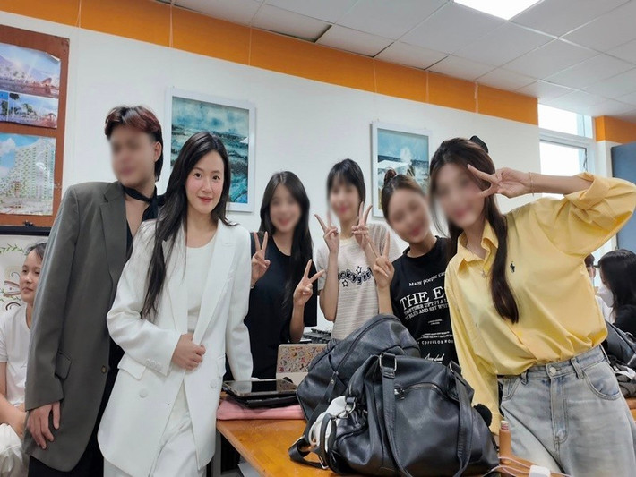 Midu cho rằng khi đi dạy, cô đặt địa vị mình là một giảng viên và không để điều gì khác xen vào. Điều này những sinh viên của nữ diễn viên cũng hiểu và hỗ trợ để cô ngày càng làm tốt công việc của mình. Ảnh: FB Midu.