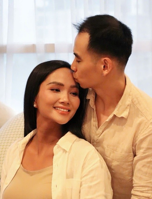 "Có những hôm 2-3 giờ sáng, anh nghe tiếng Hen dậy là anh cũng mắt nhắm mắt mở ngồi đợi", H'hen Niê viết trên trang cá nhân.