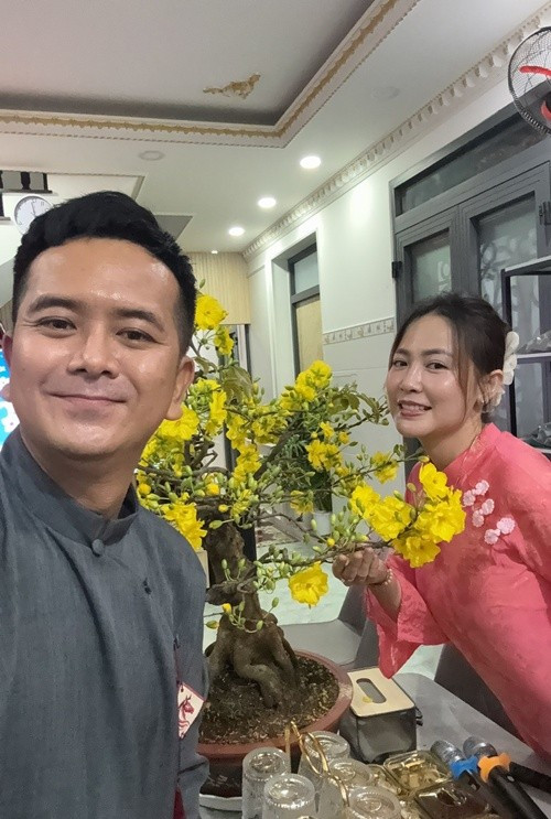 Không có nhiều phát ngôn về đời sống riêng, Hùng Thuận chọn cách thể hiện tình cảm qua những khoảnh khắc giản dị.