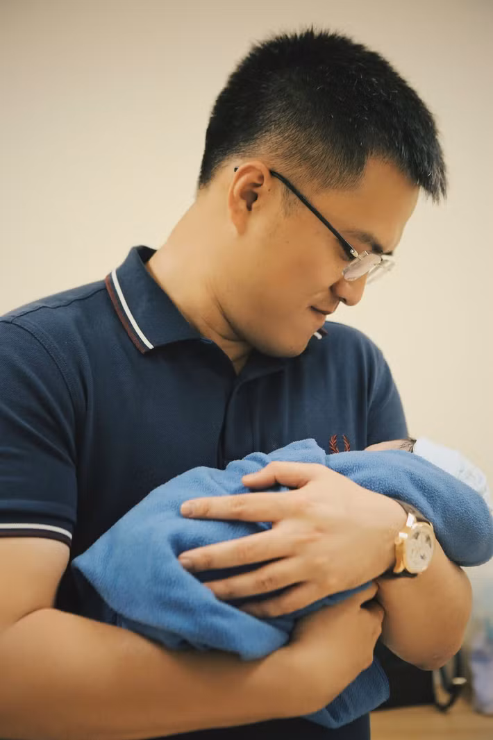 Ngọc Hân cho biết, Phú Đạt ban đầu chưa khéo chăm con nhưng sau đó cũng thành thạo và rất thích chăm bé Pi.