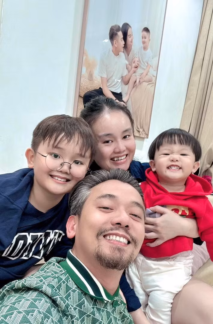 Việt Bắc kết hôn năm 2017. Nam diễn viên từng chia sẻ anh yêu vợ ngay từ cái nhìn đầu tiên. Hiện vợ chồng anh có hai con chung và cuộc sống gia đình khá kín tiếng. Ảnh: FB Việt Bắc.