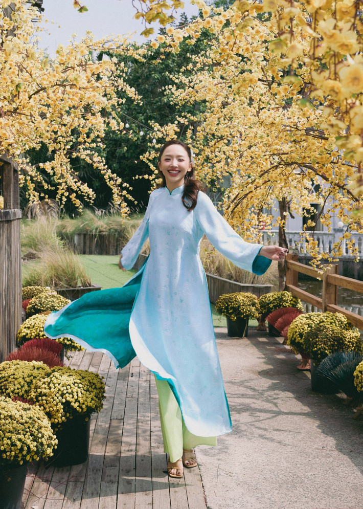 Bên cạnh hình ảnh cá tính, Tóc Tiên cũng có những khoảnh khắc dịu dàng khi diện áo dài đón Tết.