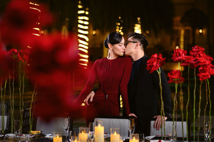 Lê Thúy - Đỗ An khóa môi ngọt ngào trong bữa tiệc.