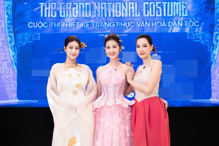 Quế Anh đang đồng hành cùng Miss Grand Vietnam 2025. Cô nhắn nhủ các thí sinh: "Tôi mong rằng các bạn sẽ tự tin và tỏa sáng theo cách riêng của mình. Đừng ngần ngại tạo nên những dấu ấn đáng nhớ cho hành trình trưởng thành của mình". Ảnh: FB Quế Anh.