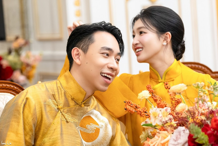 Xuất hiện trong buổi lễ, Phương Nhi khoác lên mình áo dài thêu họa tiết hoa sen tinh tế ở tay áo và tà áo, tôn lên vẻ dịu dàng, nền nã. Ảnh: Vietnamnet.