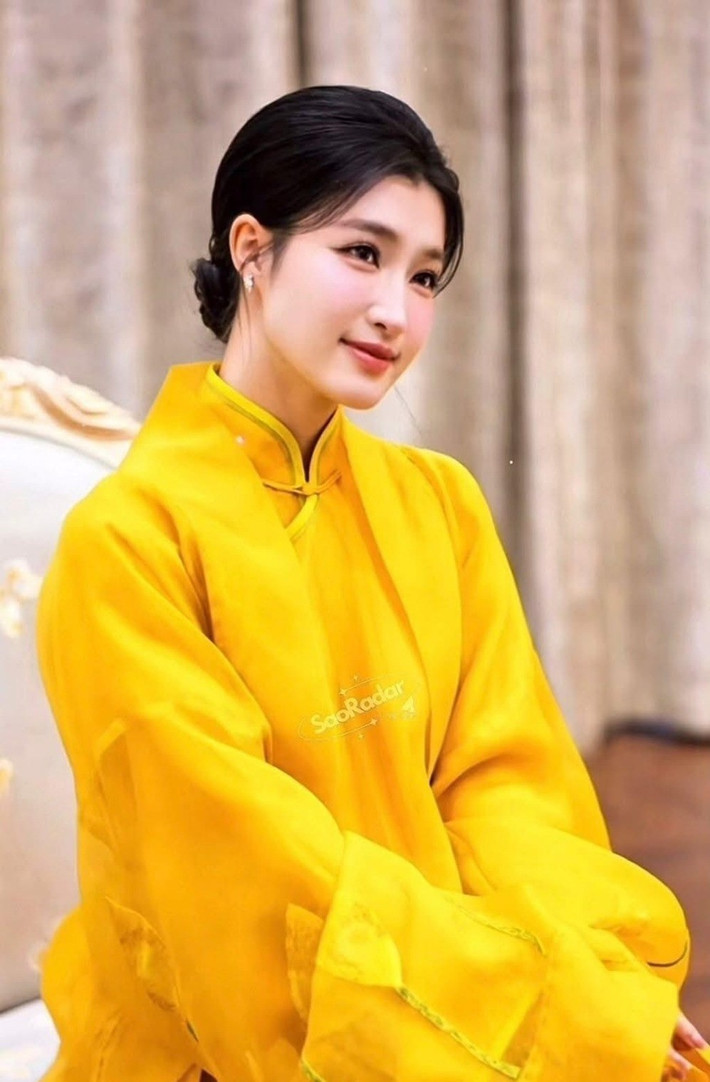 Cô dâu chọn kiểu tóc búi gọn cùng lối trang điểm nhẹ nhàng. Ảnh: Vietnamnet.