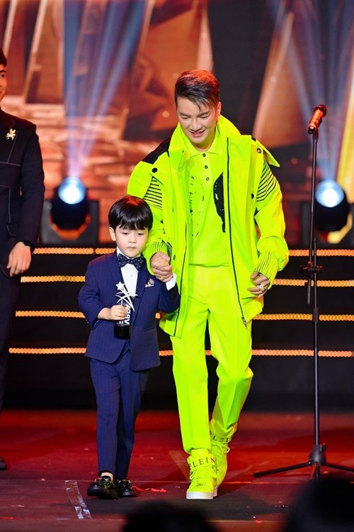 Về mẹ của bé Polo, Đàm Vĩnh Hưng từng chia sẻ trong cuộc phỏng vấn với Vietnamnet: "Về chuyện đời tư, tôi biết nên công khai và giấu kín điều gì. Chẳng hạn danh tính mẹ Polo, tôi biết mọi người rất tò mò. Tuy nhiên mẹ của bé không bao giờ muốn lộ diện, chỉ muốn ở phía sau thôi nên tôi tôn trọng quyết định đó". Ảnh: FB Polo Huỳnh.