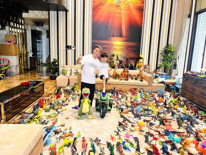 "Ông hoàng nhạc Việt" thường xuyên tặng con trai mô hình khủng long. Dương Triệu Vũ từng tiết lộ, Mr Đàm còn mua đến 200 đôi giày cho con trai khi cậu nhóc mới 3 tuổi. Ảnh: FB Polo Huỳnh.