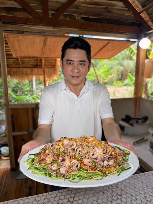 Sau khi Huỳnh Anh Tuấn bị đột quỵ, ê-kíp tài tử chia sẻ một số clip nấu ăn của nam diễn viên được thực hiện khi sức khỏe của anh không gặp vấn đề. Ảnh: FB Huỳnh Anh Tuấn.