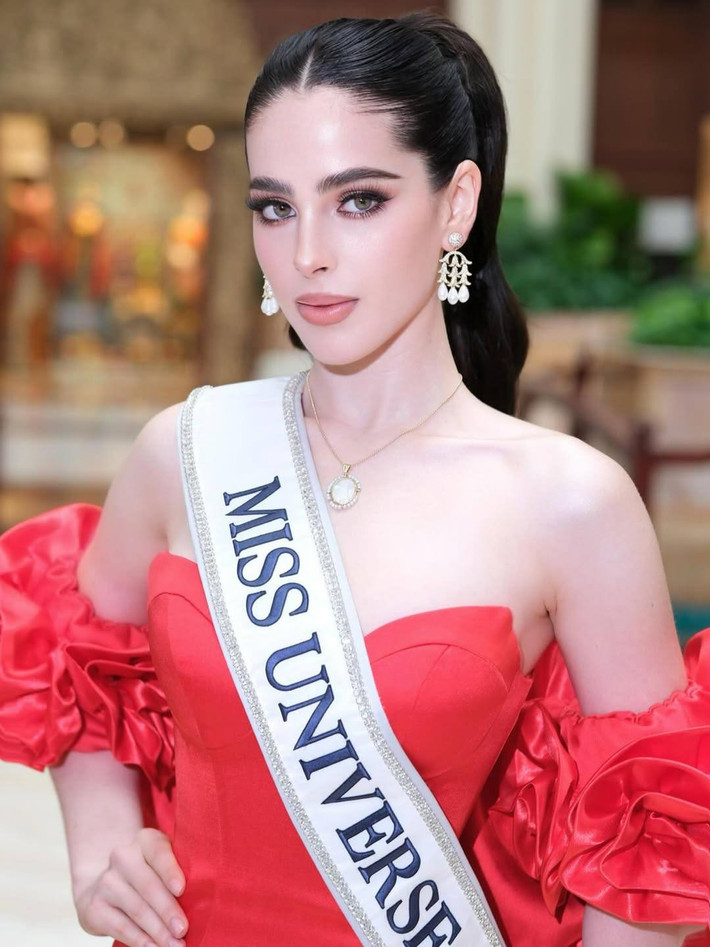 Theo Vietnamnet, trước sự kiện trao sash của Miss Universe 2025, ông Nawat nhắc thẳng tên Fetima Bosch, tố cô không đăng bài quảng cáo cho các nhà tài trợ trên trang cá nhân. Ảnh: FB Fatima Bosch.