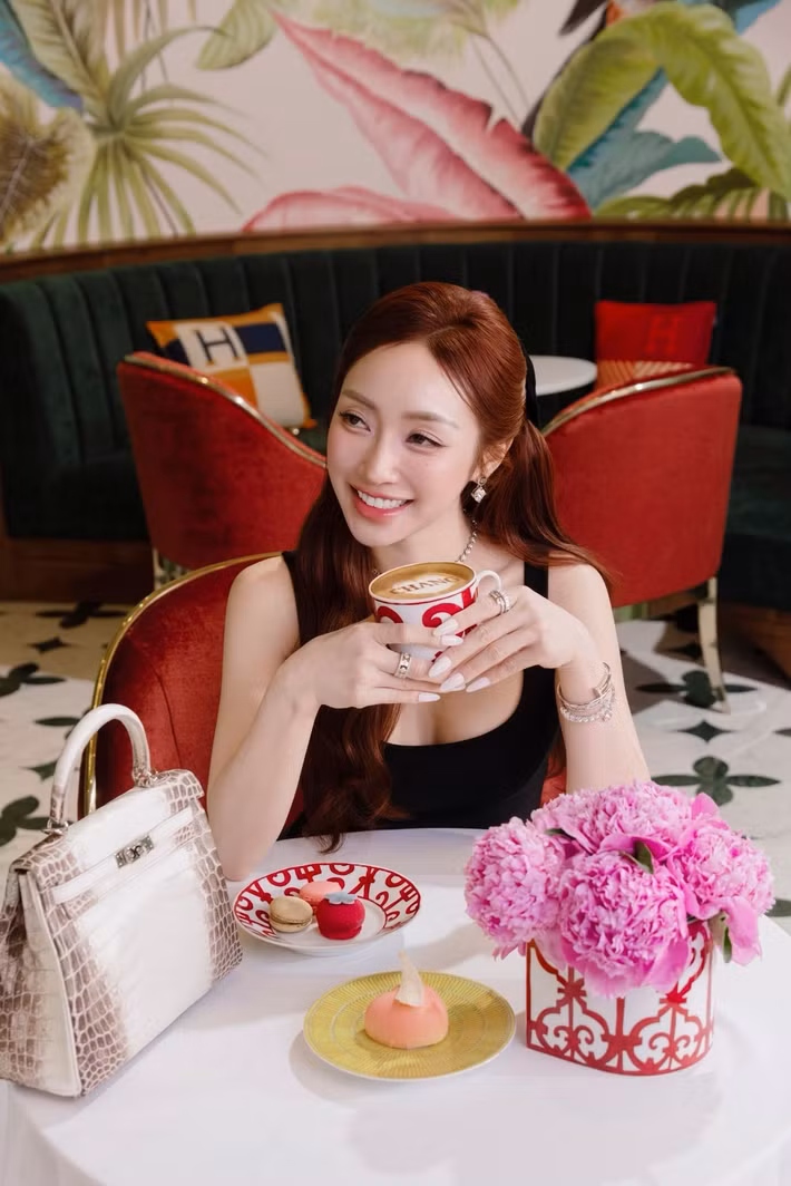 Vợ Chi Bảo sử dụng nhiều đồ hiệu, ở biệt thự sang trọng, đi xe hơi tiền tỷ. Ảnh: FB Lý Thùy Chang.