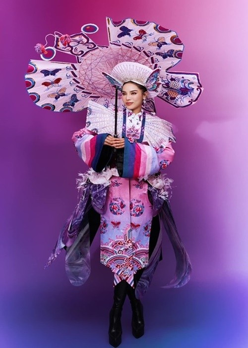 Ngọc Điệp Kỳ Nam lấy cảm hứng từ chiếc Lọng Bướm dưới thời triều Nguyễn vào thế kỷ 20. Ảnh: FB Kỳ Duyên.