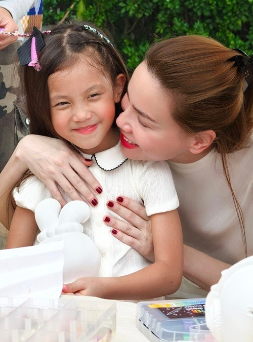 Nữ ca sĩ dành lời chúc mừng sinh nhật đến các con. Hà Hồ viết :"Thật biết ơn cuộc đời khi gia đình chúng mình luôn tràn đầy những nụ cười và bình yên hạnh phúc. Mong các con luôn có một ngày sinh nhật thật vui và tuổi mới thật ý nghĩa". Ảnh: FB Hồ Ngọc Hà.