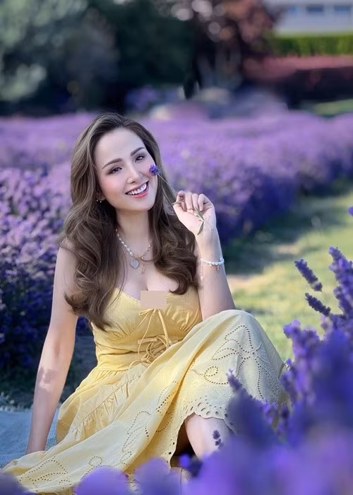 Chia sẻ hình ảnh Diễm Hương, Thanh Duy khéo nịnh vợ. "Hôm nay dẫn vợ đi vườn hoa, vô tình thấy bạn này xinh xinh . Mong tìm thông tin, chỉ muốn gửi tặng bạn bức hình làm quen...biết đâu sau này bạn có nhu cầu mua xe nhỉ", chồng Diễm Hương viết trên trang cá nhân. Ảnh: FB Diễm Hương.