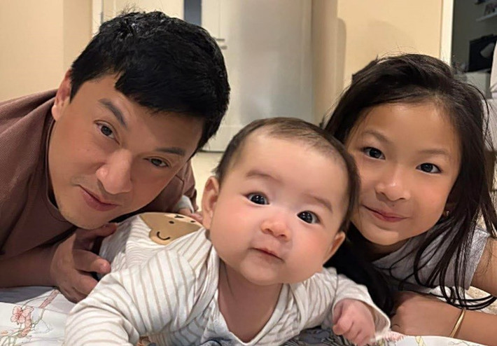 Nam ca sĩ chia sẻ về các thiên thần nhỏ của mình: "Đây là năng lượng mạnh mẽ và thuần khiết nhất của ba mẹ. Nó làm cho ba mẹ trở thành siêu nhân luôn". Ảnh: FB Yến Phương.