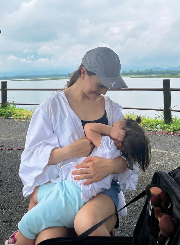 "Tuần lễ thế giới nuôi con sữa mẹ. Mẹ và Mia cũng lan toả thông điệp yêu thương", Lan Phương viết trên trang cá nhân. Ảnh: FB Lan Phương.