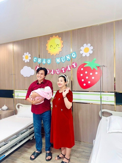 Cuộc hôn nhân của Cao Minh Đạt và Trúc Trương từ lâu được công chúng ngưỡng mộ bởi sự bền bỉ, kín tiếng và chân thành. Sự xuất hiện của bé Dâu Tây không chỉ là món quà vô giá, mà còn là mảnh ghép hoàn thiện bức tranh hạnh phúc của gia đình nam diễn viên ở tuổi trung niên.