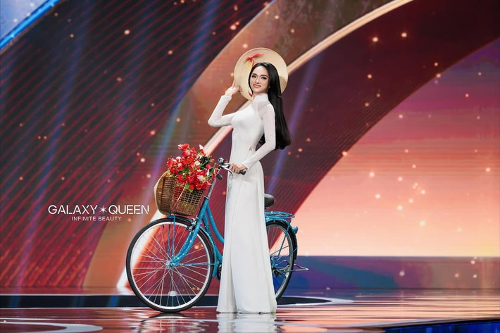 Ban tổ chức Miss Universe 2025 giới thiệu Hương Giang là ca sĩ, người mẫu và nhà sản xuất nổi tiếng. Ảnh: Galaxy Queen.