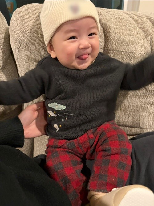 Con trai Lam Trường rất hay cười. "Nụ cười xua tan bao đêm mất ngủ, đau cổ vai gáy và những ngày tâm trạng tan chậm của mẹ! Yêu em", Yến Phương chia sẻ về quý tử. Ảnh: FB Yến Phương.
