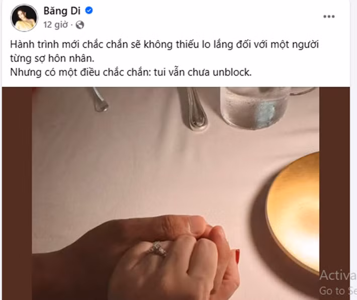 Nữ ca sĩ kiêm diễn viên đăng hình ảnh đeo nhẫn cầu hôn nắm tay doanh nhân Justin Chiêm. Ảnh: FB Băng Di.