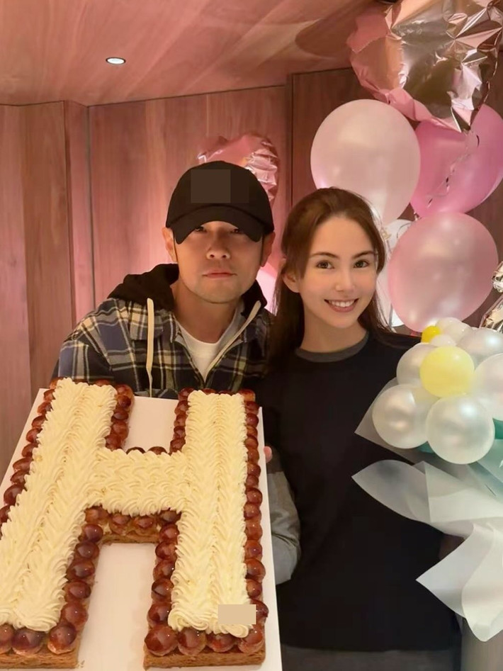 "“Anh ấy vô cùng lãng mạn, thường đưa đón tôi đi làm, rửa bát đĩa, thay tã cho con. Chúng tôi chia sẻ với nhau nhiều chuyện và đặc biệt khi có con, Châu Kiệt Luân có trách nhiệm hơn nhiều”, Vietnamnet dẫn lời Côn Lăng. Ảnh: Instagram Châu Kiệt Luân.