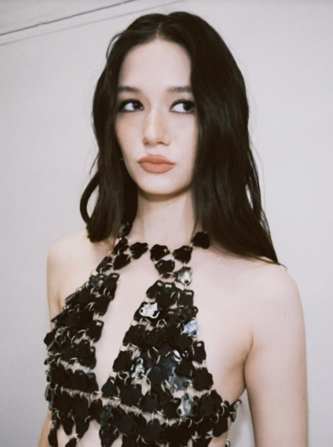 Violette Wautier hát lệch tông trong màn trình diễn ở lễ khai mạc SEA Games 33. Nữ ca sĩ phân trần rằng ban tổ chức yêu cầu hát nhép 100% tiết mục, đồng nghĩa micro của cô sẽ tắt.