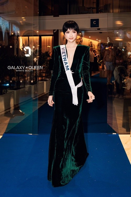 Tối ngày 8/11, tại Thái Lan, ở cuộc thi Miss Universe 2025, Hương Giang xuất hiện với tóc tém. Trước đó, cô chuộng kiểu tóc dài. Ảnh: Galaxy Queen.