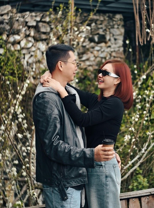 Theo cô, hôn nhân không mất vì một tấm ảnh, cũng không bền hơn chỉ vì chọn im lặng. “Hôn nhân không nằm trên Facebook”, nữ diễn viên viết. Với cô, điều giữ một người ở lại không phải là giấu kỹ đến đâu, mà là cả hai còn trân trọng nhau hay không.