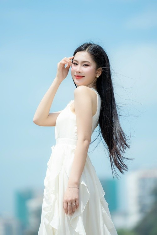 Nguyễn Thị Thu Hằng cao 1m76, có số đo ba vòng 78- 61- 93cm. Cô đạt danh hiệu Á khôi 1 cuộc thi Sinh viên thanh lịch toàn quốc 2024 trước khi vào chung kết Hoa hậu Việt Nam 2024. Ảnh: FB Thu Hằng.