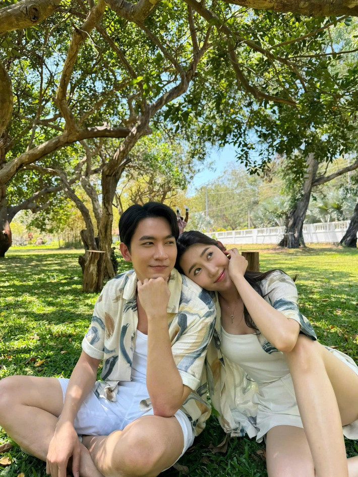 Thúy Ngân và Võ Cảnh 'dính như sam', có cử chỉ thân mật ở đời thường sau khi đóng chung phim 7 năm chưa cưới sẽ chia tay năm 2024. Đối mặt với nghi vấn tình cảm, cả hai giữ im lặng. Ít tháng qua, cặp đôi không còn sánh đôi tại các sự kiện hay đi du lịch. Ảnh: Vietnamnet.