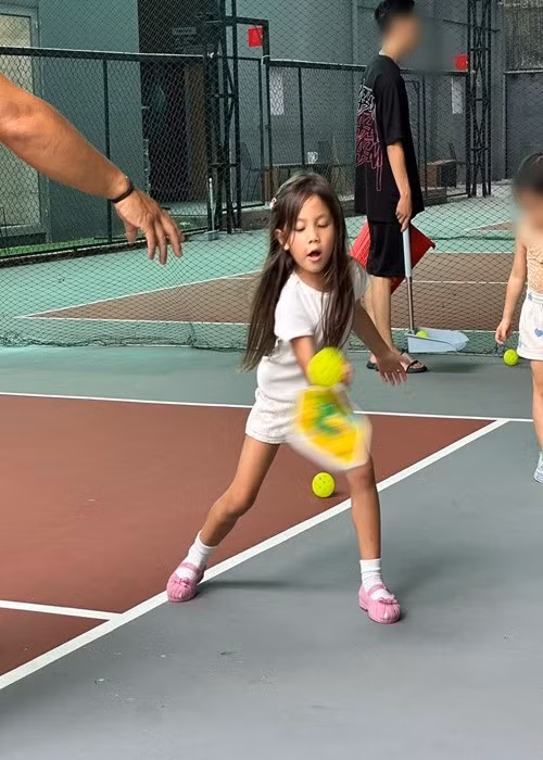 Vợ chồng Hồ Ngọc Hà - Kim Lý cho con gái tập pickleball, bơi lội, ballet. Ảnh: FB Henrylisaleon.