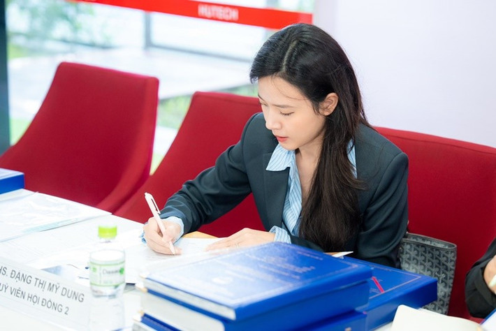 Midu dạy ngành Thiết kế thời trang của khoa Kiến trúc Mỹ thuật. Ảnh: FB Midu.