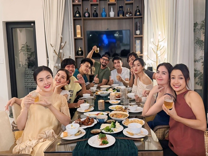 Vân Trang (ngoài cùng bên trái) mời các đồng nghiệp thân thiết: Huỳnh Đông, Kha Ly, Thanh Duy, Lê Bê La ăn uống ở biệt thự riêng của vợ chồng cô. Ảnh: FB Vân Trang.